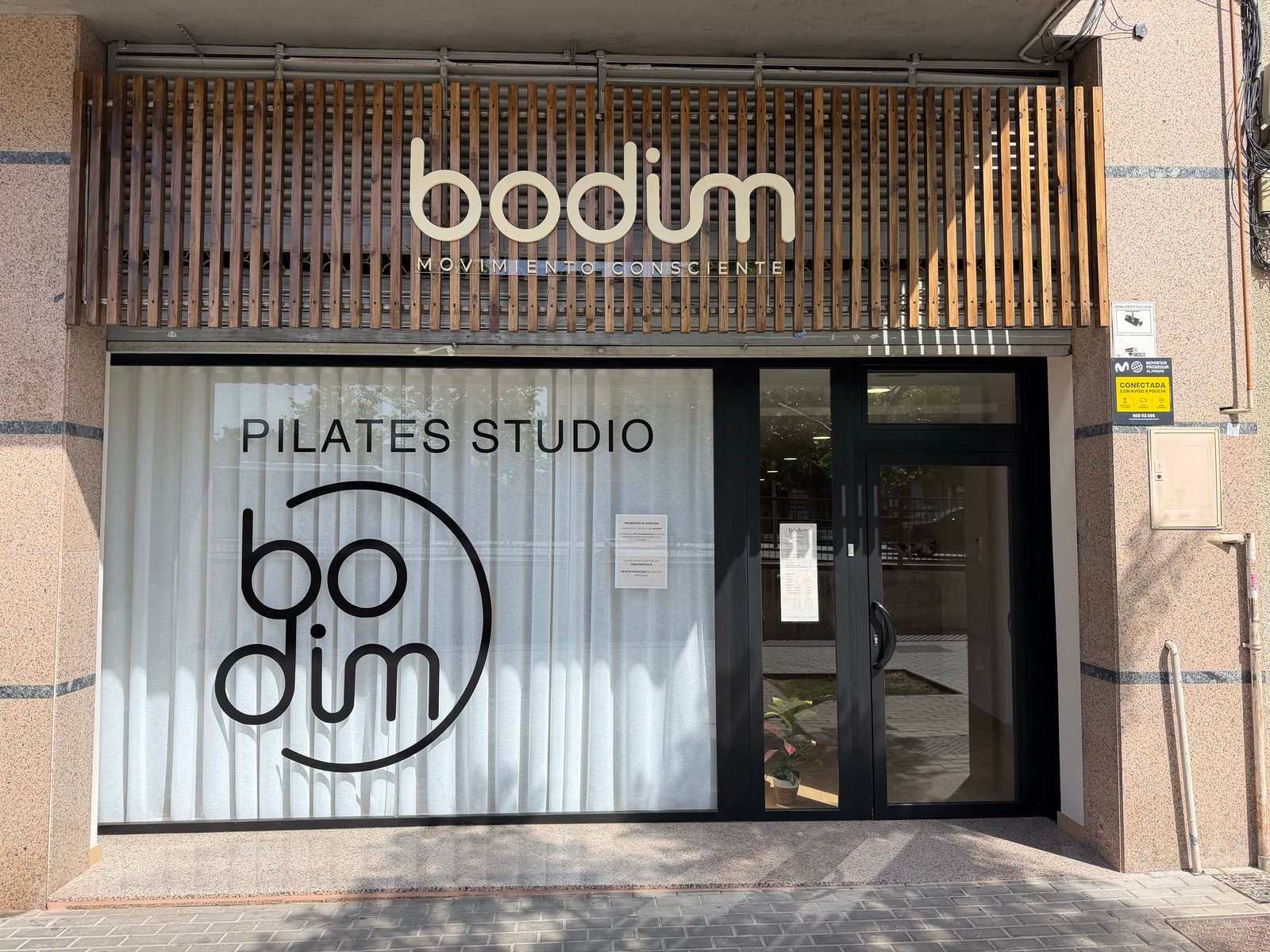 Fachada del estudio bodim Pilates en la Avenida de la Constitució de Castelldefels