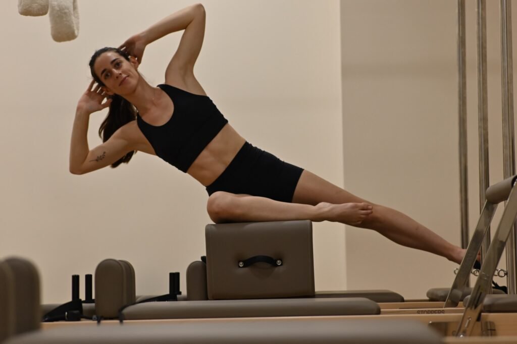 Alumna en plancha lateral sobre el cajón del reformer